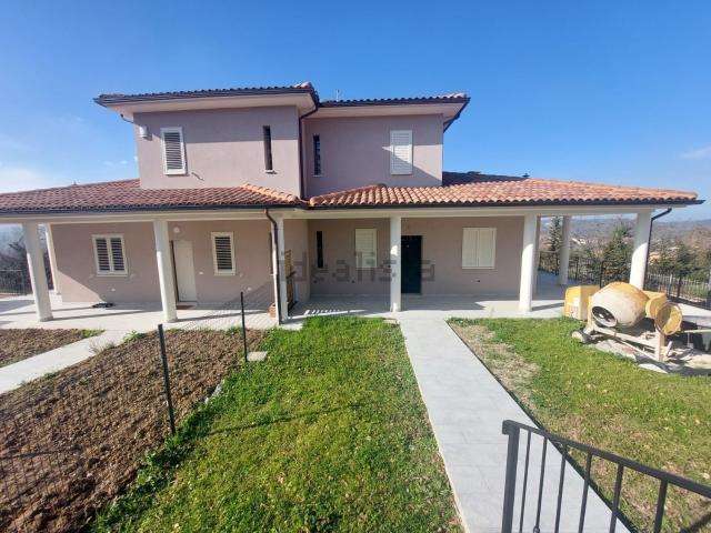 Villetta bifamiliare in vendita di 270 m² in Via Ca&apos  Tarulla