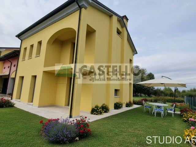 Villetta bifamiliare in vendita di 270 m² in Via Caltana, 274