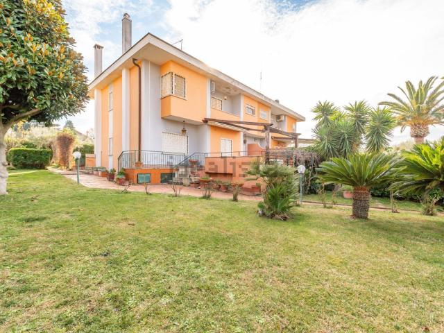 Villetta bifamiliare in vendita di 270 m² in Via Carlo Galassi Paluzzi