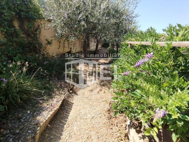 Villetta bifamiliare in vendita di 270 m² in Via del Pino