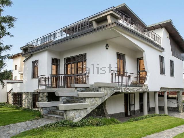 Case e ville in vendita di 270 m² in Via Edmondo De Amicis, 7