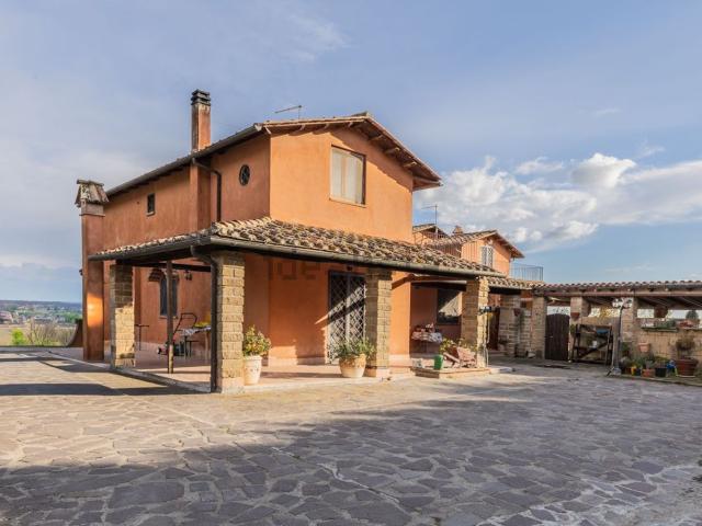 Villetta bifamiliare in vendita di 270 m² in Via Fosso del Norcino
