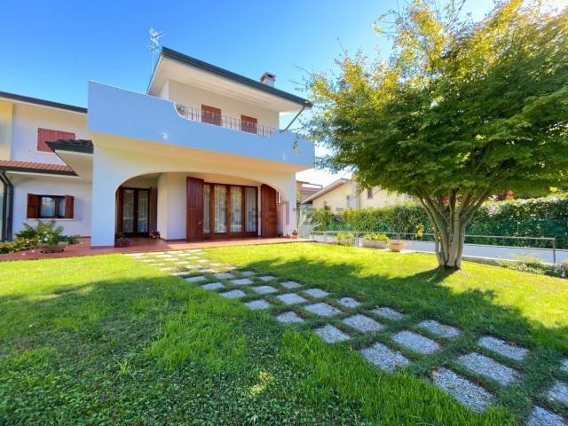 Villetta bifamiliare in vendita di 270 m² in Via Fratelli Cervi