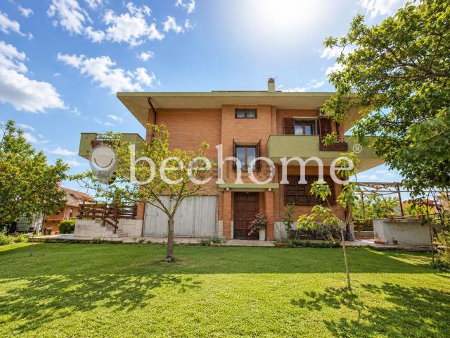 Villetta bifamiliare in vendita di 270 m² in Via Francesco Paolo Cantelli, 19