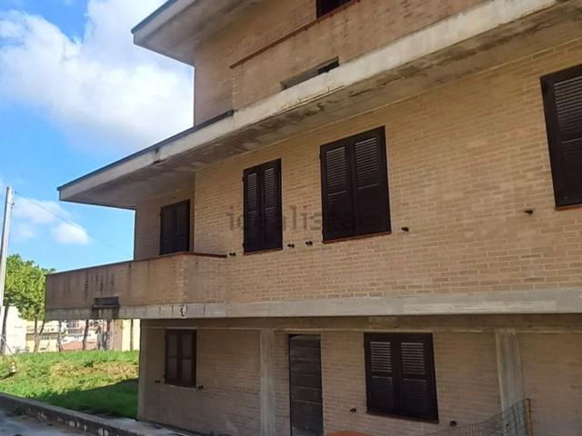 Villetta bifamiliare in vendita di 270 m² in Via Gioacchino Rossini