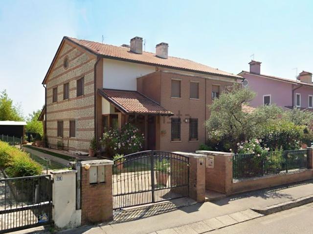 Villetta bifamiliare in vendita di 270 m² in Via I. Nievo
