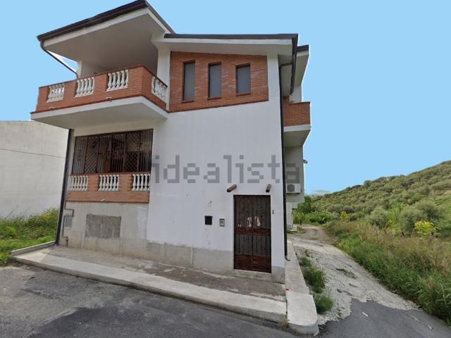 Villetta bifamiliare in vendita di 270 m² in Via L. Grassi, 1