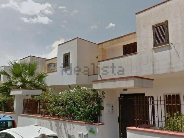 Villetta bifamiliare in vendita di 270 m² in Via Pietro Montana