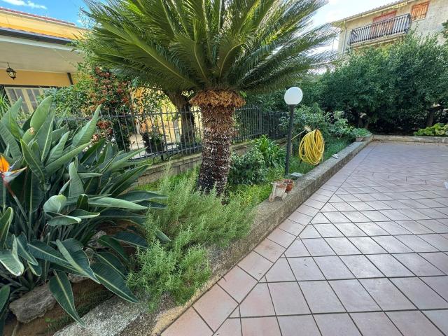 Villetta bifamiliare in vendita di 270 m² in Via Querce