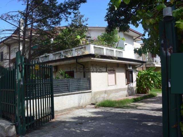 Villetta bifamiliare in vendita di 270 m² in Viale Sant&apos Angelo, 26