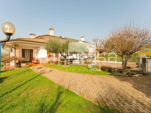 Villetta bifamiliare in vendita di 270 m²