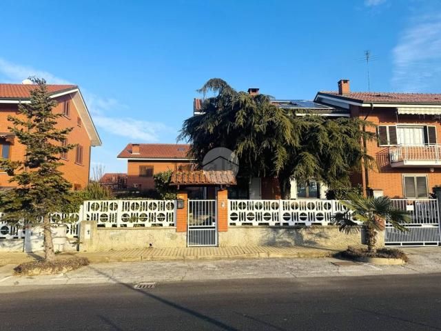 Villetta bifamiliare in vendita di 272 m² in Via Don Caranzano, 23