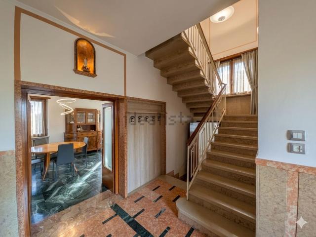 Villetta bifamiliare in vendita di 272 m² in Via Guglielmo Marconi, 27