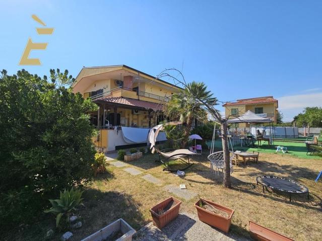 Villetta bifamiliare in vendita di 272 m² in Via Masseria Vecchia, 196