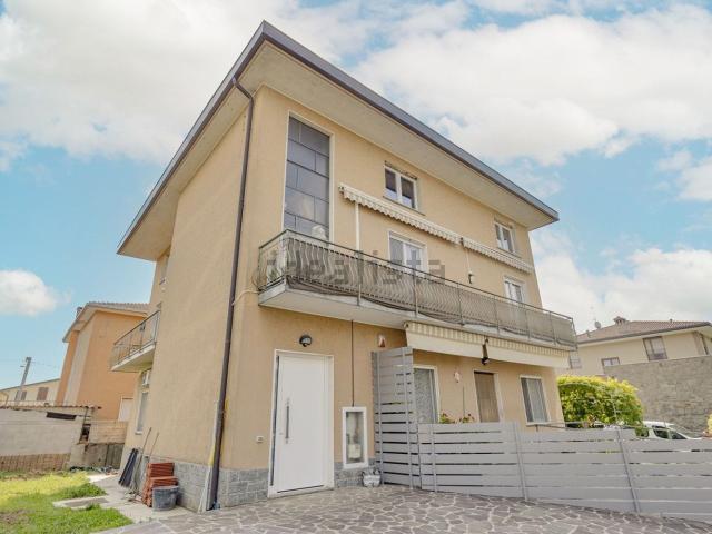 Villetta bifamiliare in vendita di 272 m² in Viale Monsignor Pietro Bosio, 3