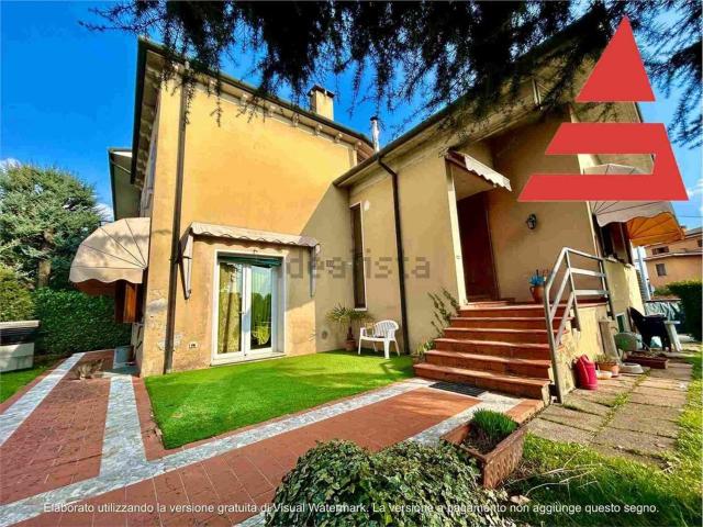 Villetta bifamiliare in vendita di 274 m² in Piazza Libertà, 27