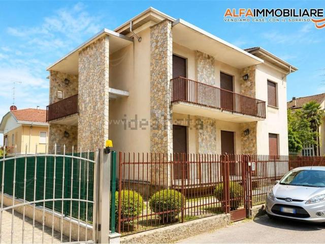 Villetta bifamiliare in vendita di 274 m² in Strada Privata Olivieri ed Altri, 7