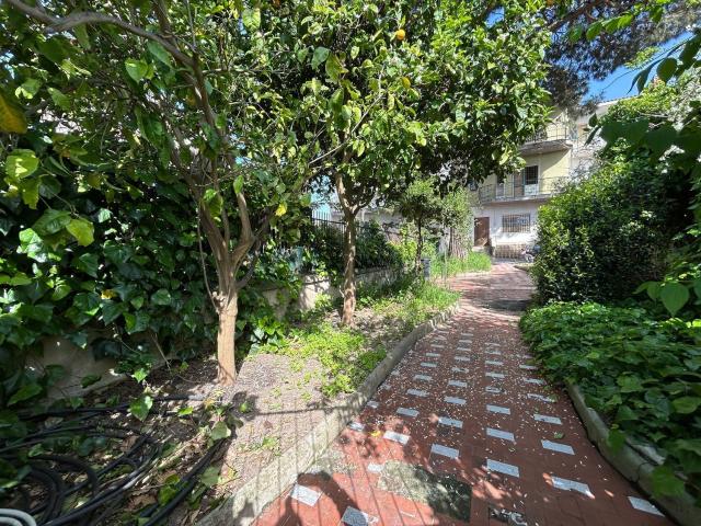 Villetta bifamiliare in vendita di 274 m² in Via Camillo Guerra