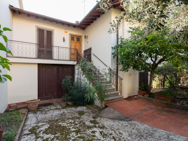 Villetta bifamiliare in vendita di 274 m² in Via Prachatice