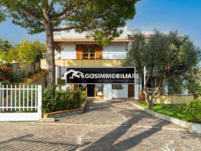 Villetta bifamiliare in vendita di 275 m² in Strada del colle