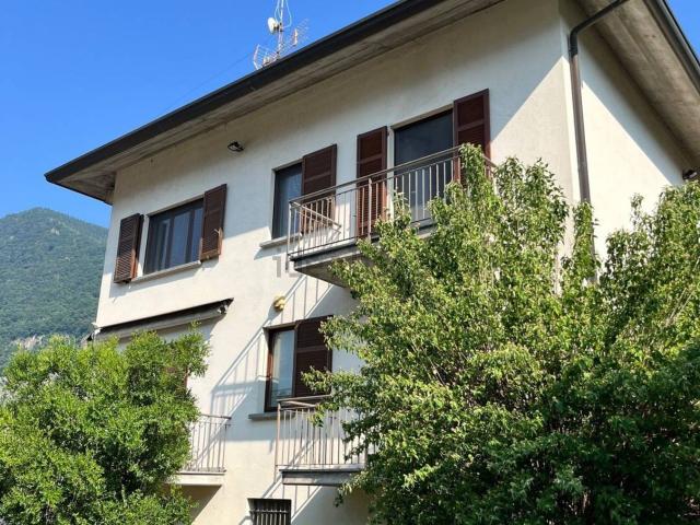 Villetta bifamiliare in vendita di 275 m² in Via Vittorio Veneto, 42