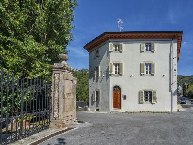 Villetta bifamiliare in vendita di 275 m² in Via della Boccaccia