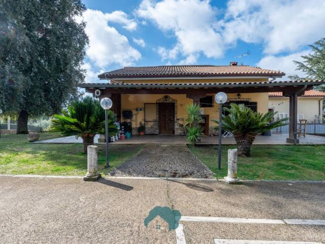 Villetta bifamiliare in vendita di 275 m² in Via di Santa Maria