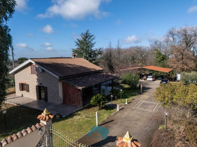 Villetta bifamiliare in vendita di 275 m² in Via di Santa Maria