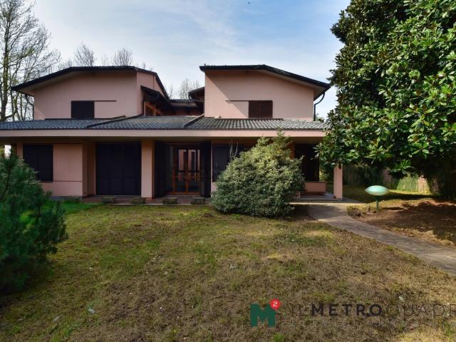 Villetta bifamiliare in vendita di 275 m² in Via Don Davide Colli, 3