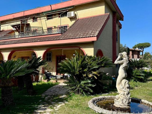 Villetta bifamiliare in vendita di 275 m² in Via Euripide, 144