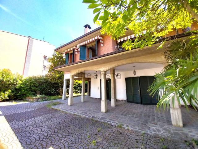 Villetta bifamiliare in vendita di 275 m² in Via Monchio, 41