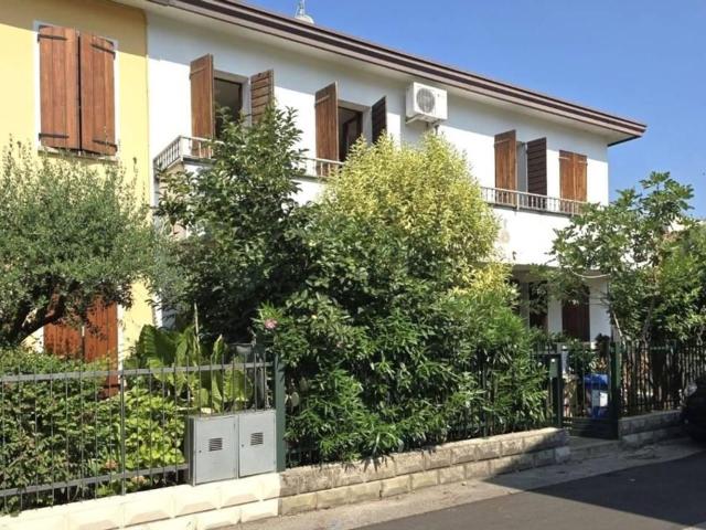 Villetta bifamiliare in vendita di 276 m² in Via Catullo, 4