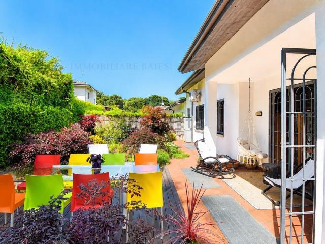 Villetta bifamiliare in vendita di 276 m² in Via della Quercia
