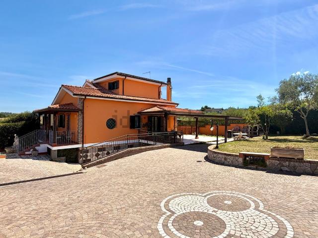 Villetta bifamiliare in vendita di 276 m² in Via delle Selve Nuove, 14