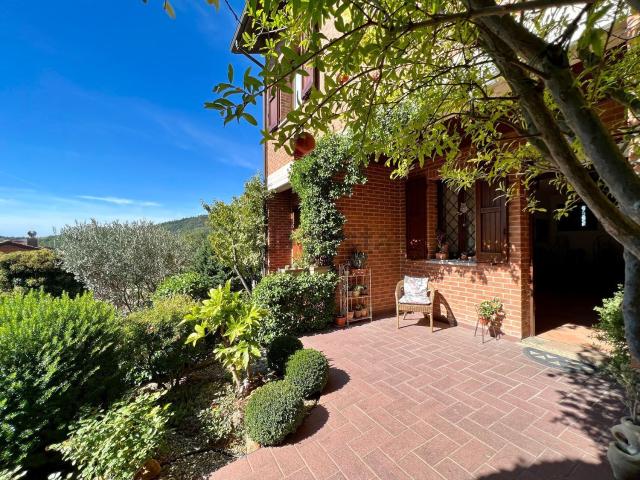 Villetta bifamiliare in vendita di 276 m² in Via Romagnoli