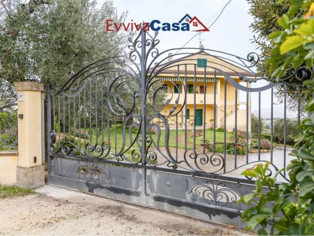 Villetta bifamiliare in vendita di 278 m² in Strada Galilea, 902