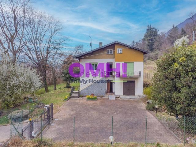 Villetta bifamiliare in vendita di 278 m² in Via Laveno, 80