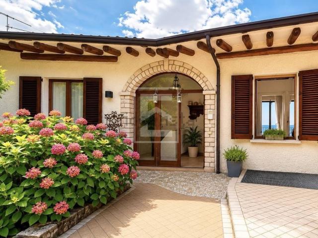 Villetta bifamiliare in vendita di 225 m² in Via Serniga, 44