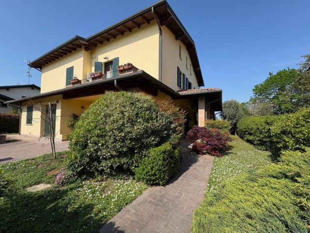 Villetta bifamiliare in vendita di 283 m² in Via dei Martiri