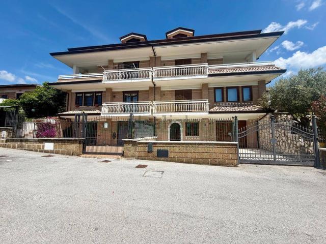 Villetta bifamiliare in vendita di 280 m² in Contrada Pagliarone, 23