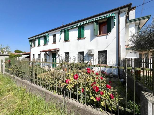 Villetta bifamiliare in vendita di 280 m² in Via Trieste, 27
