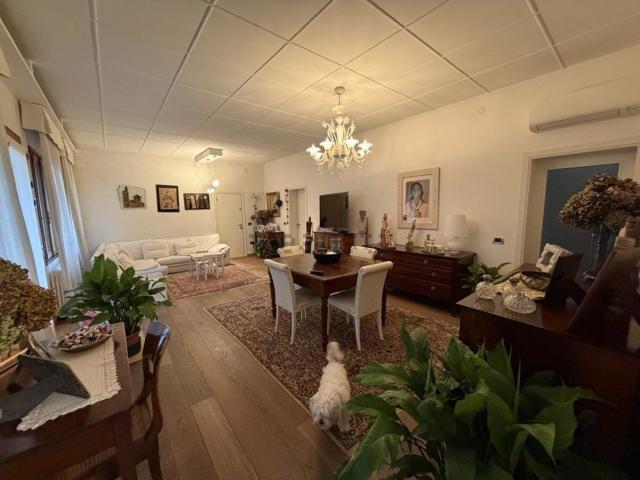 Villetta bifamiliare in vendita di 280 m² in Via Veneto, 14