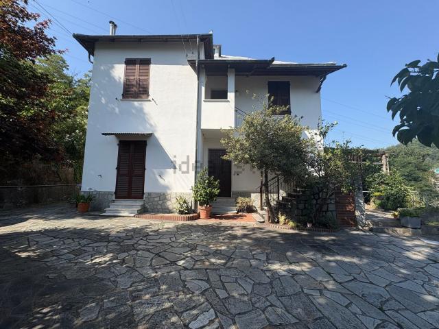 Villetta bifamiliare in vendita di 280 m² in Via Villa Rocca, 2