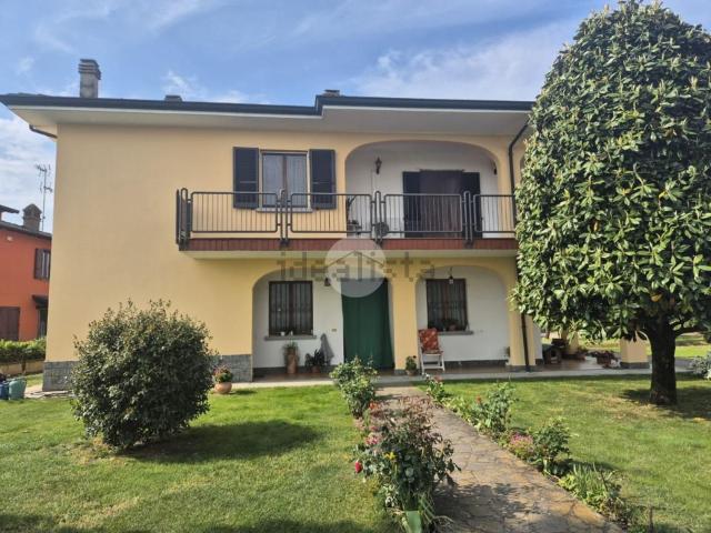 Villetta bifamiliare in vendita di 280 m² in Via Alberone, 4