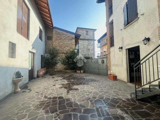 Villetta bifamiliare in vendita di 280 m² in Via Astolfo Lunardi, 12