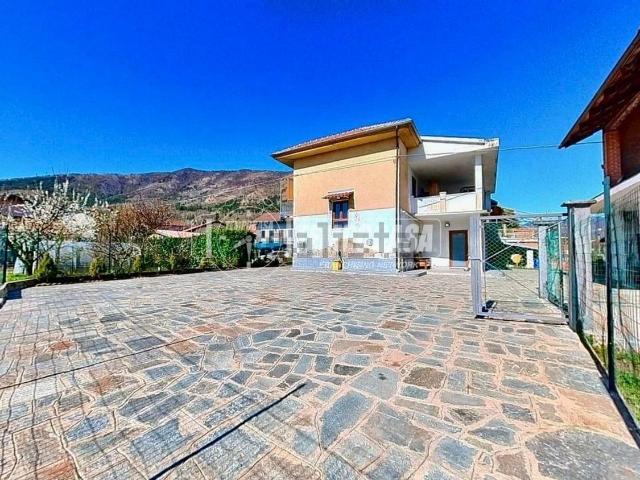 Villetta bifamiliare in vendita di 280 m² in Via Balangero, 46