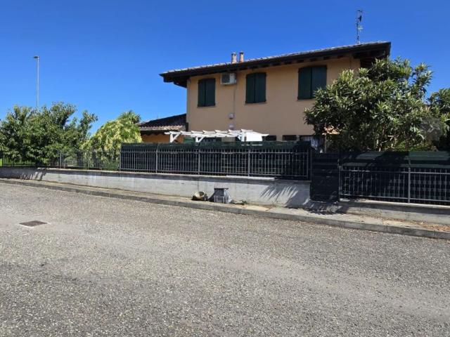 Villetta bifamiliare in vendita di 280 m² in Via Case Nuove