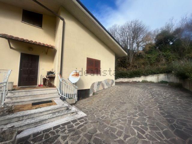 Villetta bifamiliare in vendita di 280 m² in Via dei Castelli Romani