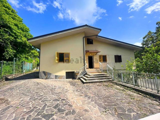 Villetta bifamiliare in vendita di 280 m² in Via dei Castelli Romani