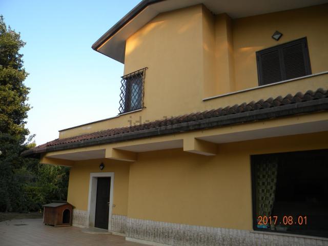 Villetta bifamiliare in vendita di 280 m² in Via del Colle Fiore, 25